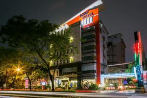 um edifício numa rua à noite em YHC Hotel em Tainan