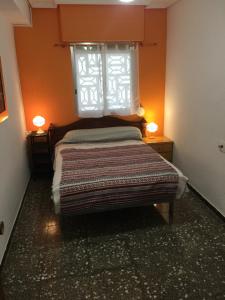 サンタ・ポラにあるSPLENDIDE F4 ALICANTE Santa Polaのベッドルーム1室(窓、ランプ2つ付)