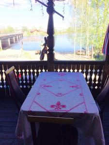 una mesa con un paño de mesa delante de una ventana en Karelskaya Usadba Hotel Complex, en Shuya