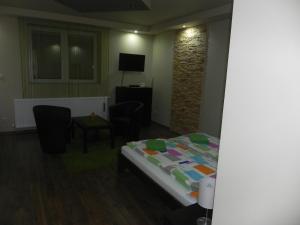 A bed or beds in a room at Türkiz Apartman