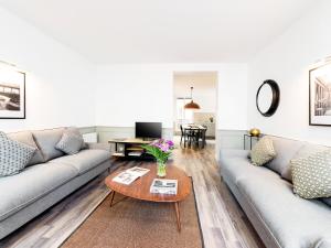 un soggiorno con 2 divani e un tavolino da caffè di LivinParis - Luxury 3 & 4 Bedrooms Montmartre I a Parigi
