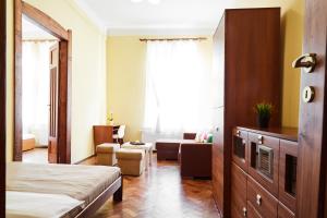 クラクフにある3 bedroom apartment Kołłątaja Streetのベッドルーム1室(ベッド1台付)、リビングルームが備わります。