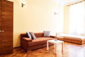 ein Wohnzimmer mit einem Sofa und einem Tisch in der Unterkunft 3 bedroom apartment Kołłątaja Street in Krakau