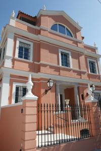 uma casa com uma cerca em frente em Colegio Mayor Careu - Women Only - University Community em Sevilha