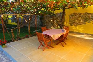 einen Tisch und zwei Stühle mit einem Tisch und einem Baum in der Unterkunft CaMé in Alzano Lombardo