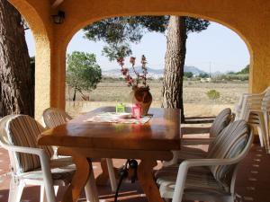 un tavolo e sedie in legno su un patio di VILLA MARÍA a Yecla