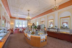 a restaurant with a buffet in a large room at Spa Resort PAWLIK-AQUAFORUM in Františkovy Lázně