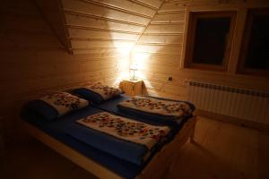 Posteľ alebo postele v izbe v ubytovaní Dom z widokiem na Wierchy - panorama na Tatry - Traditional folk house