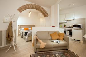 ローマにあるVatican Studio Apartmentのリビングルーム(ソファ付)、ベッドルーム1室が備わります。