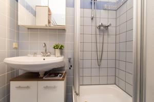 łazienka z umywalką i prysznicem w obiekcie Apartmenthaus Hietzing I contactless check-in w Wiedniu