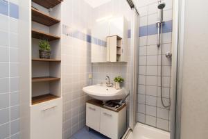 łazienka z umywalką i prysznicem w obiekcie Apartmenthaus Hietzing I contactless check-in w Wiedniu