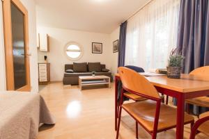 salon ze stołem i kanapą w obiekcie Apartmenthaus Hietzing I contactless check-in w Wiedniu +8 zdjęć