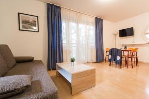 salon z kanapą i stołem w obiekcie Apartmenthaus Hietzing I contactless check-in w Wiedniu
