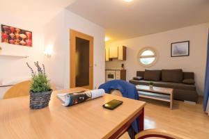 salon ze stołem i kanapą w obiekcie Apartmenthaus Hietzing I contactless check-in w Wiedniu