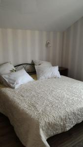 a bed with white sheets and pillows in a bedroom at квартира-студия в г. Кропивницком (Кировограде) in Kropyvnytskyi