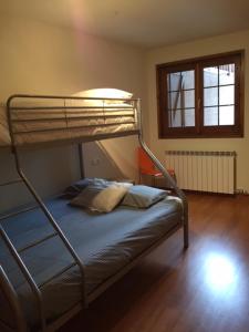 a bedroom with a bunk bed in a room at Apartamento frente Pistas de Esquí La Molina in La Molina