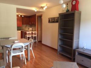 a kitchen and dining room with a table and chairs at Apartamento frente Pistas de Esquí La Molina in La Molina