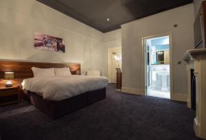 سرير أو أسرّة في غرفة في The View Hotel Folkestone