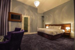 سرير أو أسرّة في غرفة في The View Hotel Folkestone