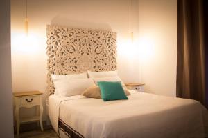 sypialnia z dużym białym łóżkiem z dwoma stołami w obiekcie Filì w mieście Napoli