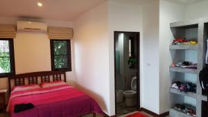 1 dormitorio con 1 cama y baño con ducha en Samui Grand Rock en Lamai Beach