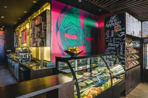Makanan di atau berdekatan hotel