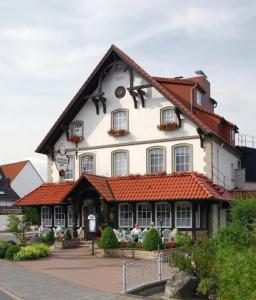LügdeにあるLandhotel Lippischer Hofの赤い屋根の白い大きな建物