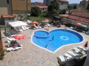 Bazén v ubytování Saint George Family Hotel nebo v jeho okolí