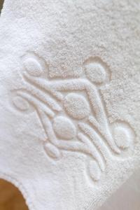 
a white towel on top of a white towel at Parador de Tordesillas in Tordesillas
