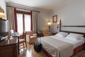 A bed or beds in a room at Parador de Tordesillas