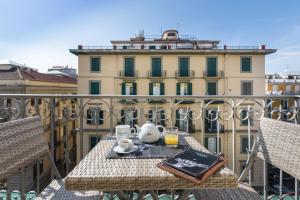 mesa con set de té en la parte superior de un balcón en Opera Home Principe Umberto, en Nápoles