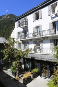 uma vista para o exterior de um edifício em Le Génépy - Appart'hôtel de Charme em Chamonix-Mont-Blanc
