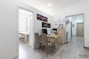 una cucina e una sala da pranzo con tavolo e sedie di Opera Home Principe Umberto a Napoli