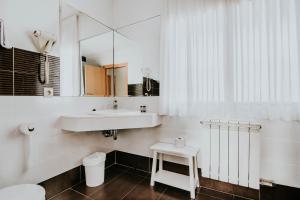 Bathroom sa Hotel Isasa
