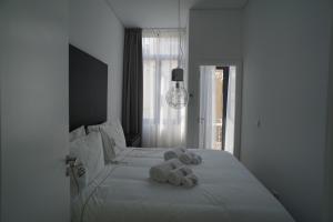 a hotel room with a bed with towels on it at Stylish house - air cond, breakfast, free parking in Vila Nova de Gaia