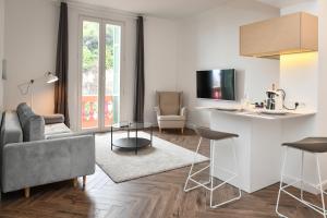 een keuken en een woonkamer met een bank en een tafel bij 1 bedroom Apartment next to Monaco in Beausoleil