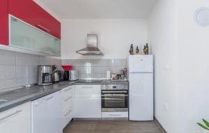 Kuchyňa alebo kuchynka v ubytovaní Villa Kata
