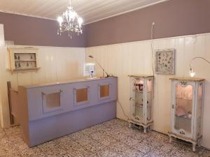 een kamer met 2 koelkasten en een kroonluchter bij B&B Villa de Thee Tuin in Bellingwolde