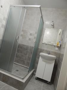 イルピンにあるUkrainska Apartmentのバスルーム(シャワー、トイレ、シンク付)