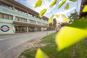 pusta ulica przed budynkiem w obiekcie Residence Tempele w mieście San Candido
