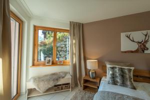 - une chambre avec un lit et une fenêtre dans l'établissement Haus Belvédère, à Arosa