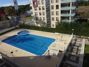 una gran piscina en la parte superior de un edificio en turquesa, en La Pineda