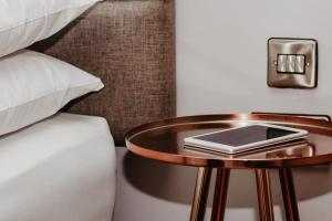 Uma área de estar em Clarendon Suites
