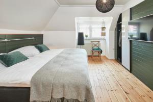 een slaapkamer met een groot bed met een deken erop bij Glücksferien- Gänseblümchen in Glücksburg