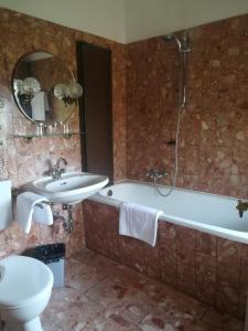 ein Badezimmer mit einer Badewanne, einem Waschbecken und einem WC in der Unterkunft Residenz Kommende in Bonn