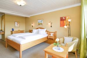 蓋恩霍芬的住宿－Hotel Kellhof - Bed & Breakfast，一间卧室配有一张床、一张沙发和一张桌子