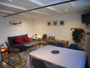 uma sala de estar com um sofá e uma mesa em Coeur des Domes em Fontfreide