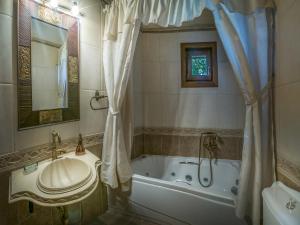 A bathroom at To Stefani tis Makrinas