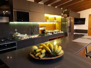 a bowl of fruit on a counter in a kitchen at Villas Casteletes in Urzelina