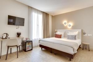 Un pat sau paturi într-o cameră la Hotel Courseine
